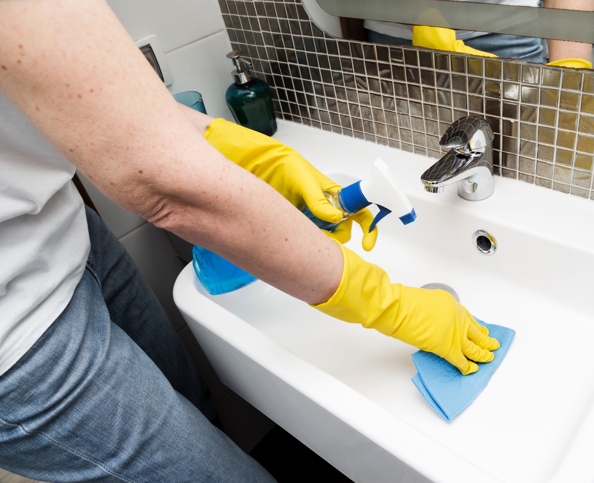 Sanitärreinigung am Waschbecken