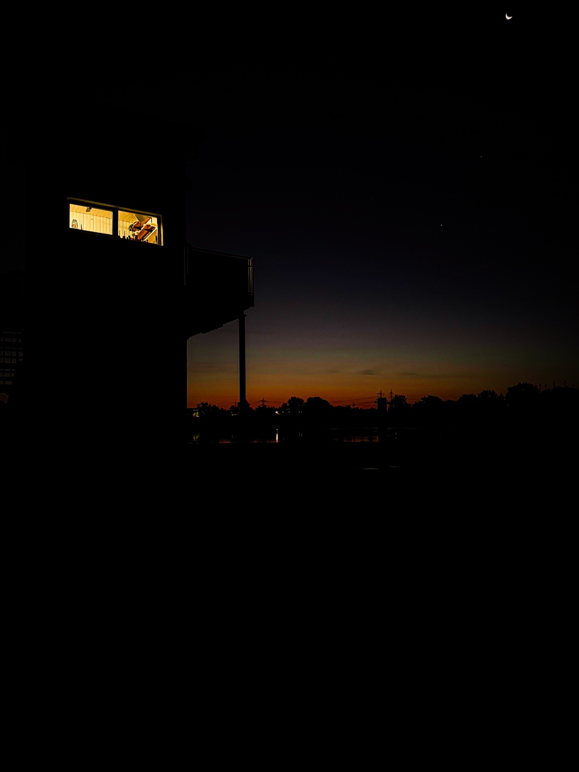 Aufsichtsturm bei Nacht